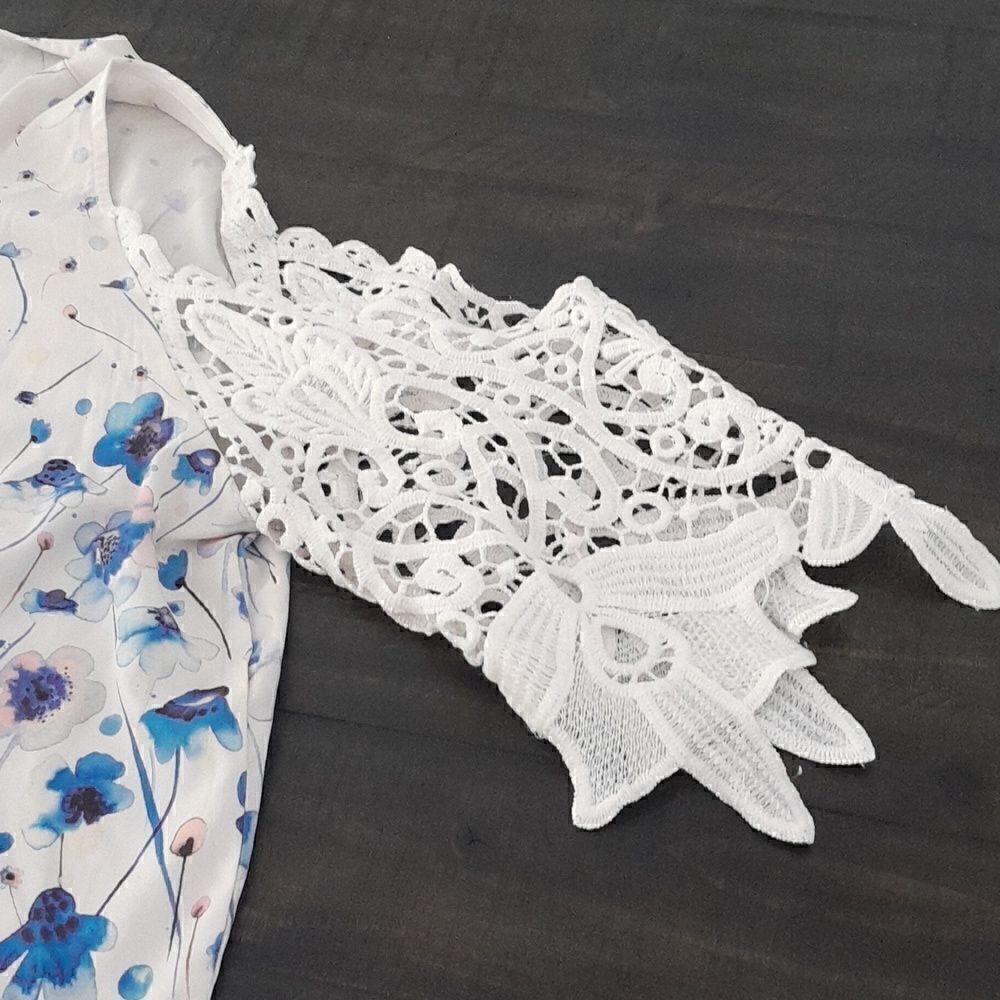 Cut out shoulder blouse - Picture 2 of 5